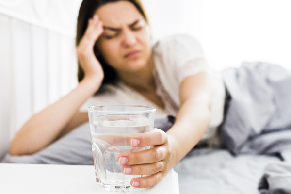 Ngừa đau đầu khi uống nhiều nước