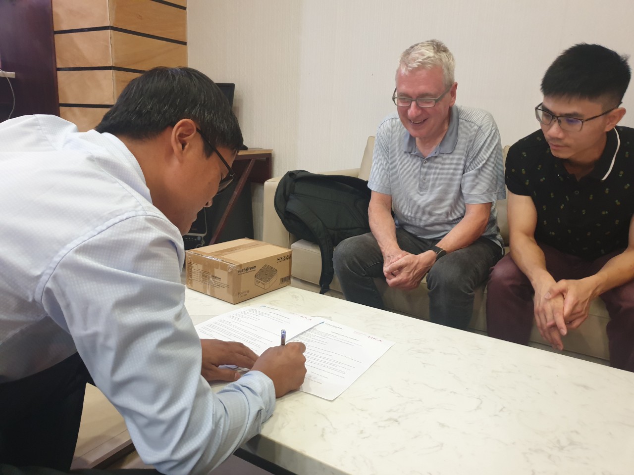 Cuộc gặp gỡ và ký kết tài trợ sản phẩm của Tiến sĩ Quyết cùng đại diện Trường Đại học HKA – Ông Ing. Jan Hoinkis