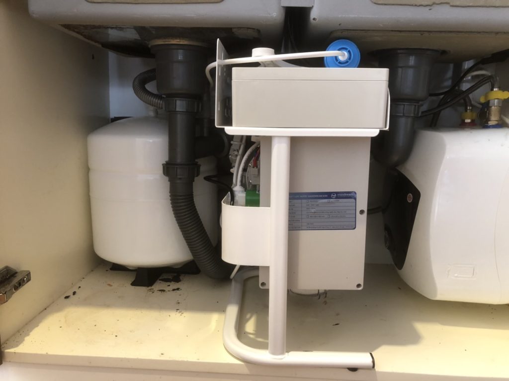 Máy lọc nước để gầm Maxdream CDI được lắp đặt gọn trong tủ bếp, đảm bảo tính thẩm mỹ cho không gian bếp