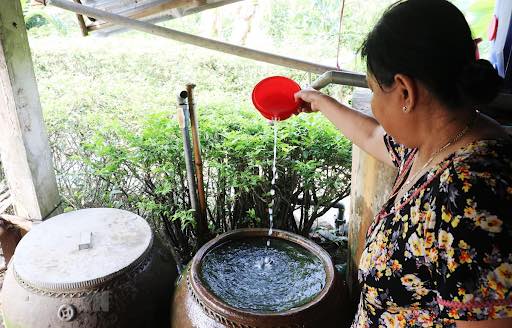 Nhiều hộ gia đình trữ nước giếng khoan trong chum, vại và áp dụng các phương pháp lọc truyền thống