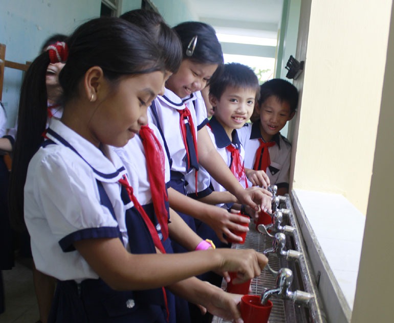 Học sinh lấy nước uống từ hệ thống lọc nước trường học
