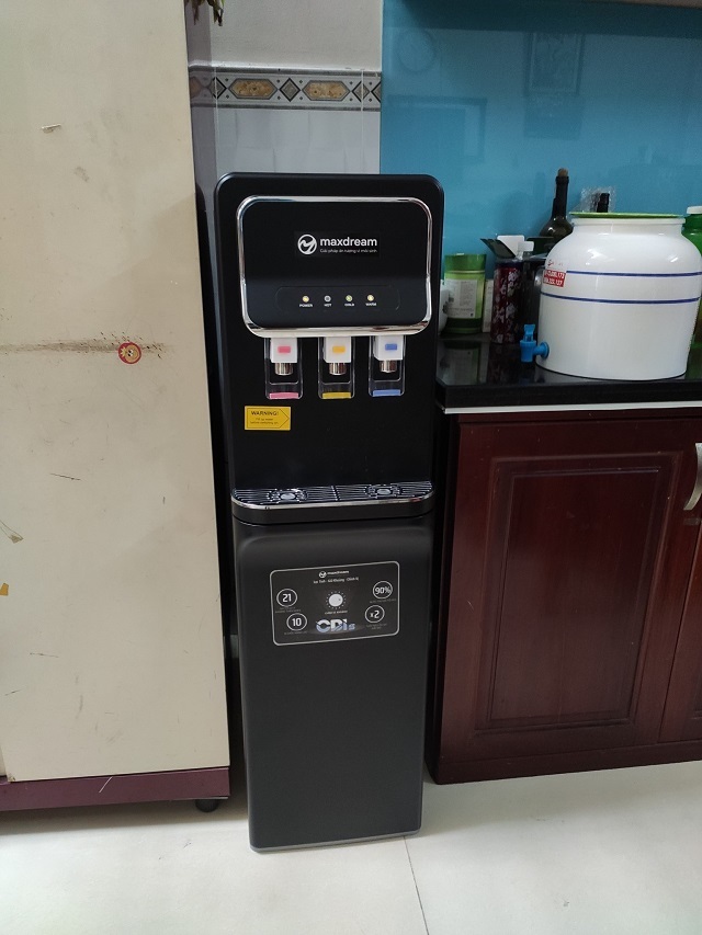 Hình ảnh máy lọc nước nóng lạnh lắp đặt tại nhà khách hàng