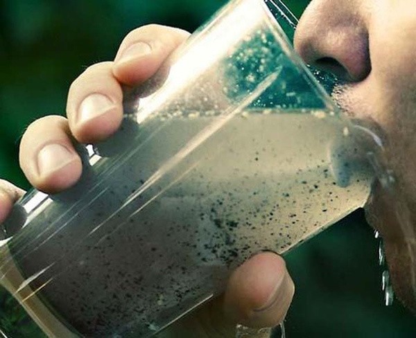 Việc hấp thu nguồn nước bẩn vào cơ thể gây ra mối đe dọa đáng lo cho tình trạng sức khỏe của mọi người