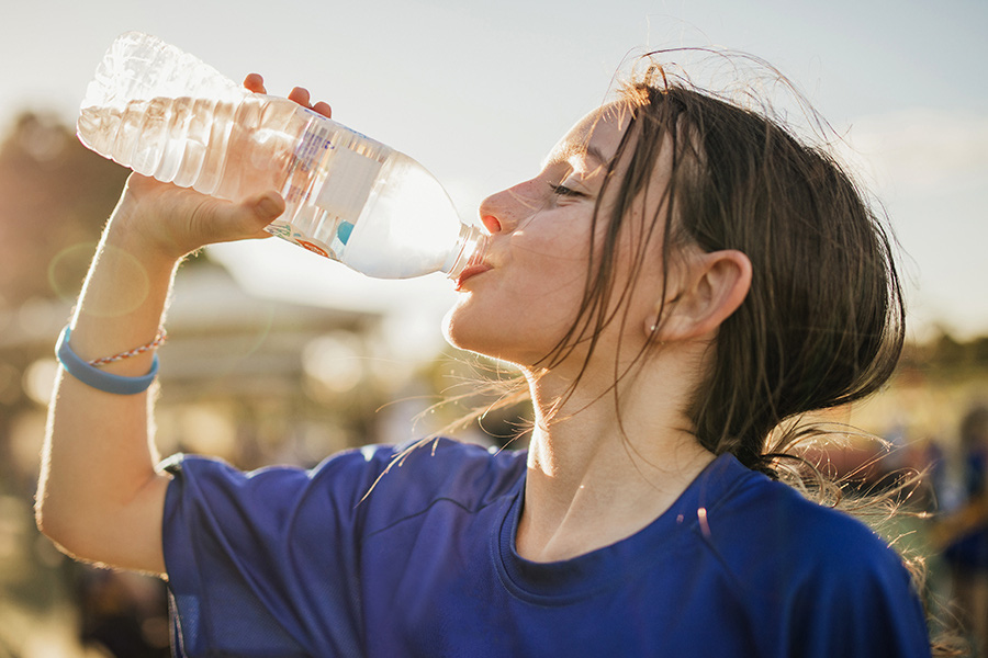 Sau khi vận động nhiều, chúng ta thường có thói quen uống nước nhiều và nhanh 
