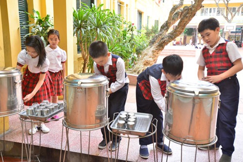 Nước uống trường học khó kiểm soát chất lượng