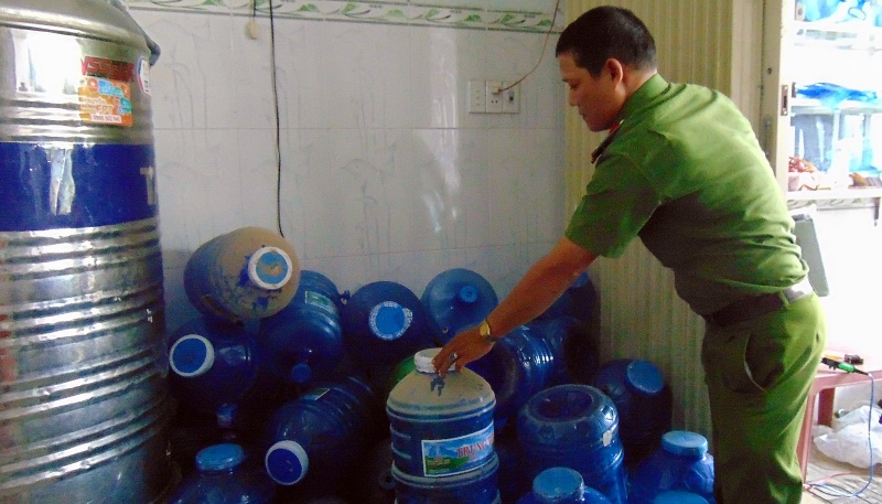 Cơ quan chức năng khảo sát thị trường và phát hiện những cơ sở cung cấp nước kém chất lượng. Nguồn: Báo Điện tử Đảng Cộng sản Việt Nam