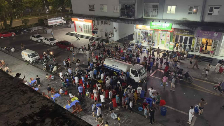 Người dân KĐT Thanh Hà chờ lấy nước sạch.