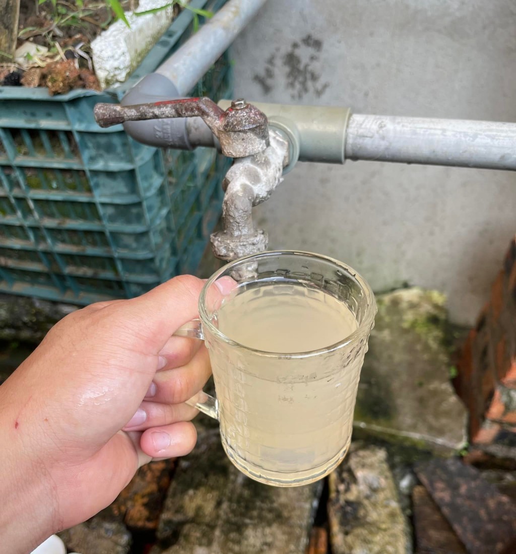 Nguồn nước máy tại xã Phúc Thành thường xuyên bị đục vàng.