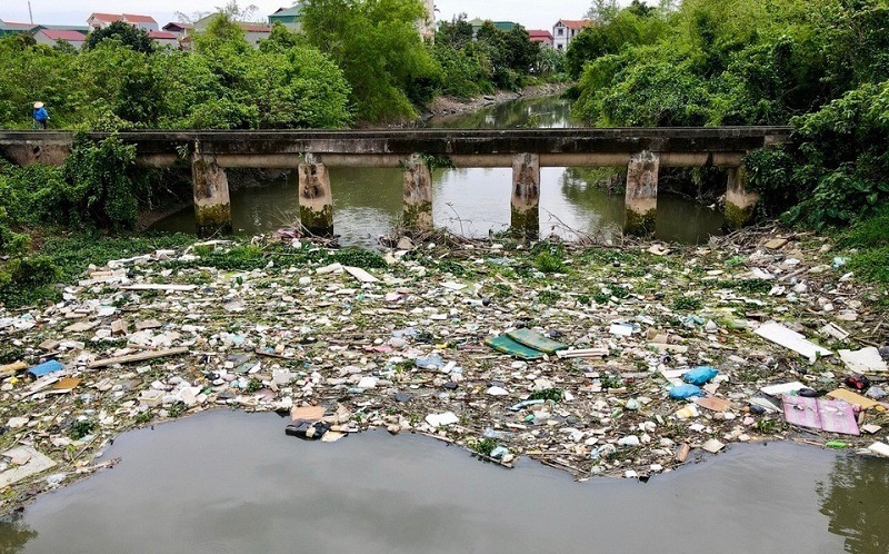 Hình ảnh ô nhiễm rác thải trên các kênh rạch ở Hà Nội