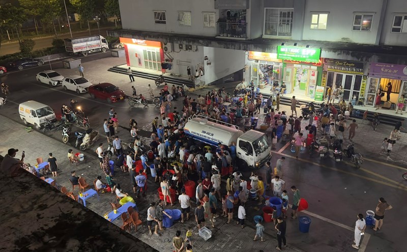 Hình ảnh cá hộ dân tại Khu Đô Thị Thanh Hà phải lấy nước từ xe bên ngoài