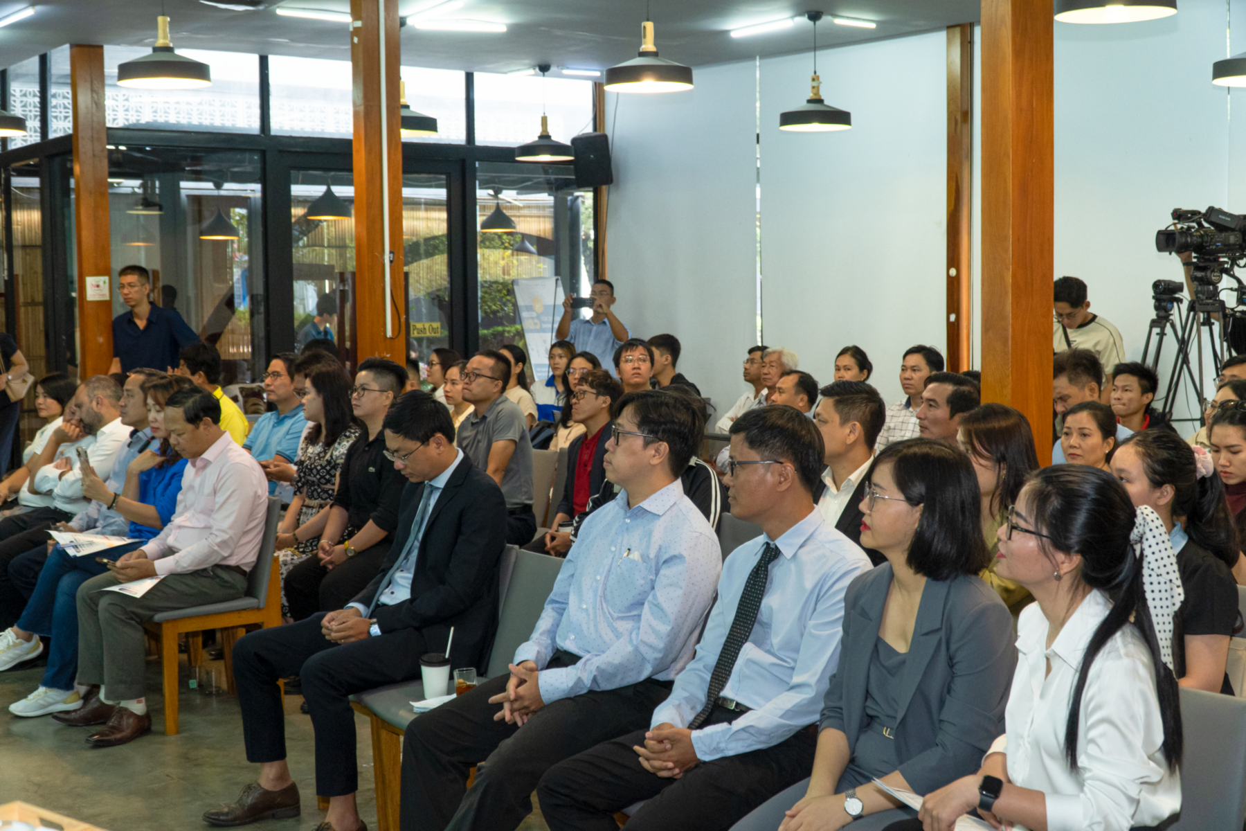 khách mời tham dự hội thảo công bô công nghệ CDIs 